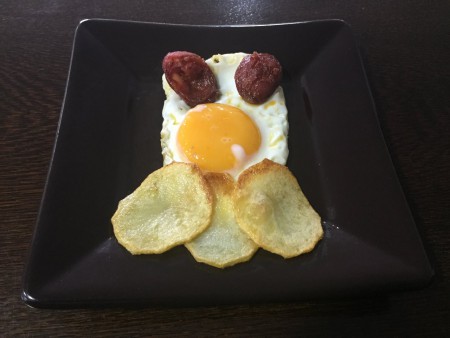 Ovo Fritido con Patácolas e Chourizo